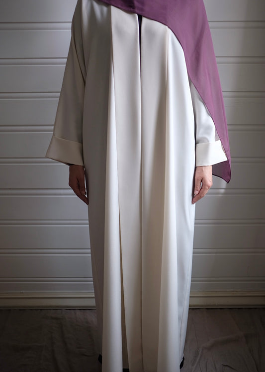 Hvit linabaya med rette ermer og foldedetaljer