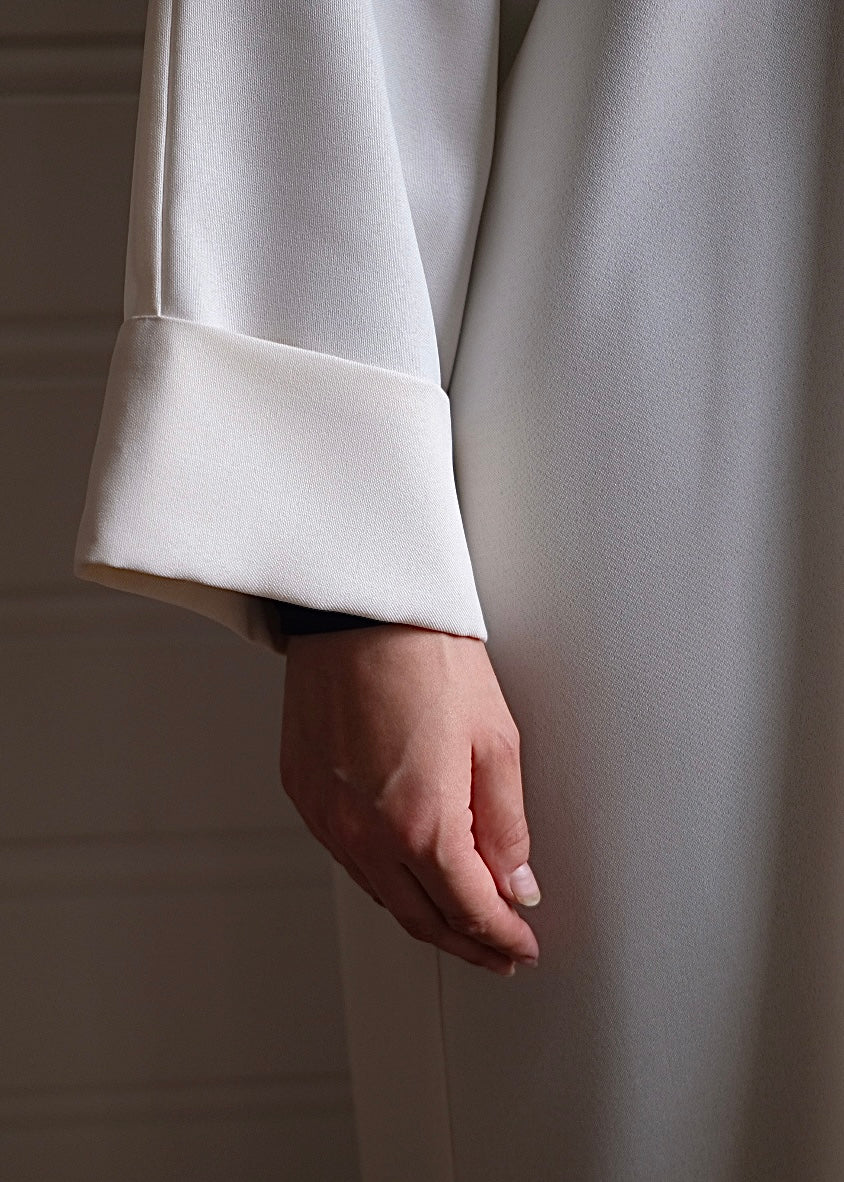 Hvit linabaya med rette ermer og foldedetaljer