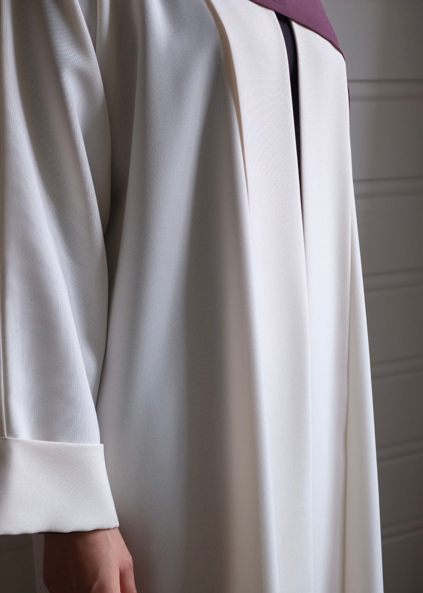 Hvit linabaya med rette ermer og foldedetaljer