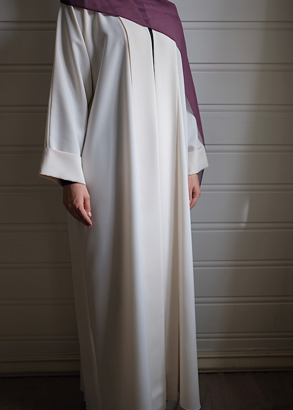 Hvit linabaya med rette ermer og foldedetaljer