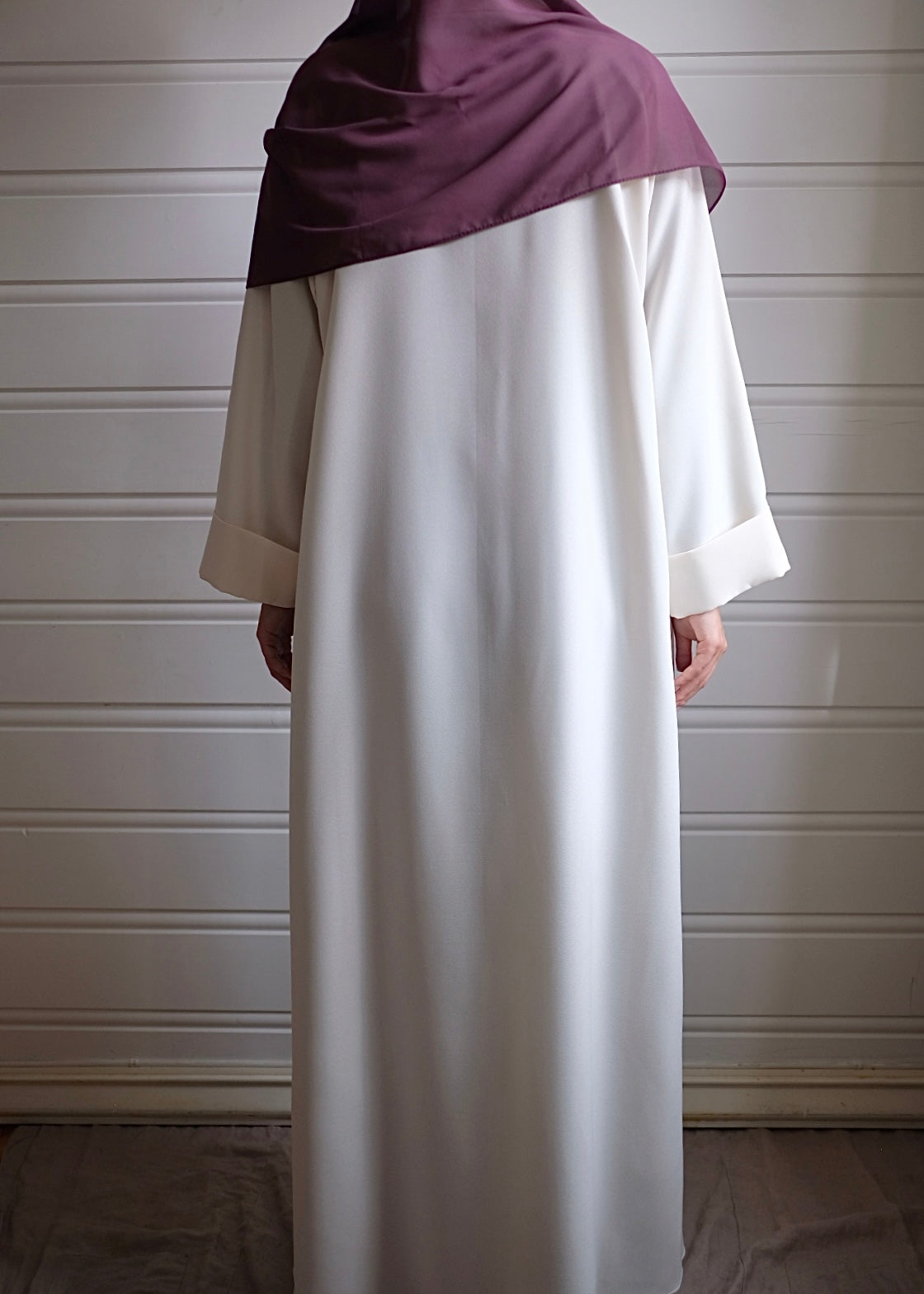 Hvit linabaya med rette ermer og foldedetaljer